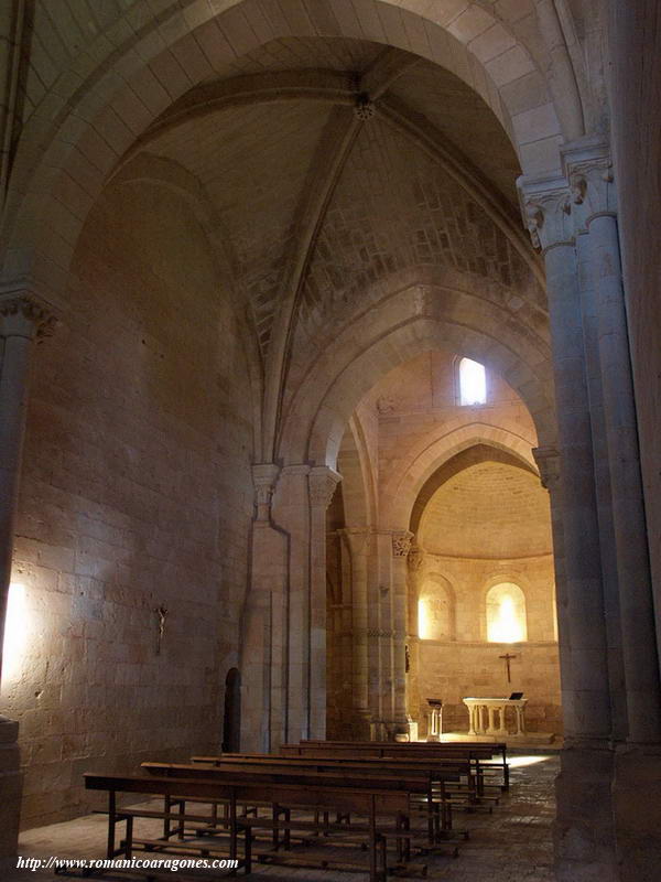 NAVE DESDE LA PARTE TRASERA DEL TEMPLO